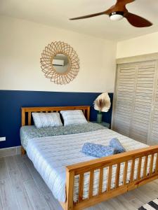 una camera da letto con un letto e un ventilatore a soffitto di Villa Residence Playa Caracol a El Quindio Altre 6 foto