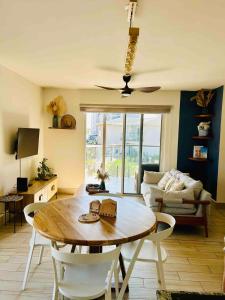 un soggiorno con un tavolo e un divano di Villa Residence Playa Caracol a El Quindio