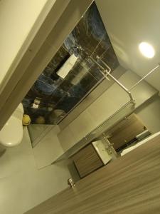 eine Spiegelung der Badezimmerdecke in der Unterkunft New Hotel Vip in Bogotá + 11 Fotos