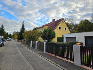 Khu vực xung quanh gần chỗ nghỉ nhà dân