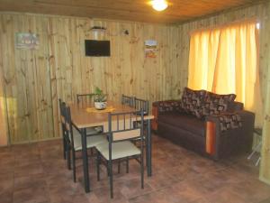 TV a/nebo společenská místnost v ubytování Cabañas Tu Bosque