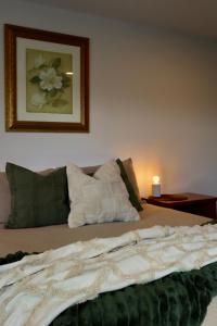 Postel nebo postele na pokoji v ubytování Aroha Cove, Walk to Beach & Cafes, Massage Chair + 23 fotografií