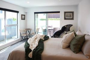 Posezení v ubytování Aroha Cove, Walk to Beach & Cafes, Massage Chair