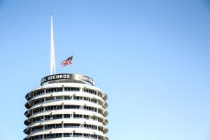 una bandera americana en la parte superior de un edificio en The Hotel Hollywood, en Los Ángeles