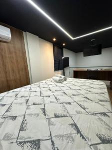 una camera da letto con un letto grande in una stanza di Loft lindo e aconchegante 02 a Toritama Altre 6 foto