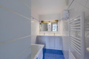 Un baño blanco con bañera y lavabo. en Logis Hôtel Le Manoir Des Portes, en Lamballe 50 fotos más