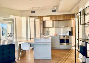 eine Küche mit Tisch und Stühlen in einem Zimmer in der Unterkunft Altitude One - Skyline Residences Montreal in Montreal