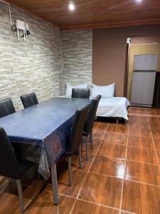 a room with a table and chairs and a bed at Alquileres Fernando in San Clemente del Tuyú
