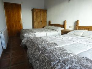 ケラルブスにあるLa Cabanya de Cal Forn de Serratのベッド2台が備わる客室です。