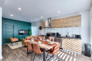 Køkken eller tekøkken på Modern Comforts 3 Bedroom & Full Kitchen & Wifi & Easy Montreal Access