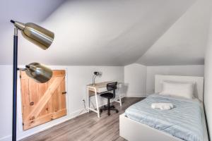 En eller flere senge i et værelse på Modern Comforts 3 Bedroom & Full Kitchen & Wifi & Easy Montreal Access