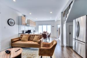 ein Wohnzimmer mit Couch und Küche in der Unterkunft Modern Comforts 3 Bedroom & Full Kitchen & Wifi & Easy Montreal Access in Longueuil + 8 Fotos
