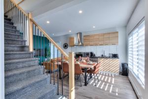 ein Esszimmer und eine Küche mit Tisch und Stühlen in der Unterkunft Modern Comforts 3 Bedroom & Full Kitchen & Wifi & Easy Montreal Access in Longueuil