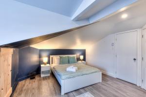 En eller flere senge i et værelse på Modern Comforts 3 Bedroom & Full Kitchen & Wifi & Easy Montreal Access