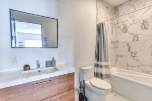 Et badeværelse på Modern Comforts 3 Bedroom & Full Kitchen & Wifi & Easy Montreal Access