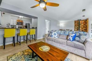 Kuchyň nebo kuchyňský kout v ubytování Large Upgraded, Family Friendly Condo With Garage