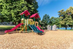 Herní místnost nebo prostor pro děti v ubytování Large Upgraded, Family Friendly Condo With Garage