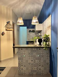 eine Küche mit zwei Hängeleuchten und einer Theke in der Unterkunft Casa Charmosa 02 in Palmas