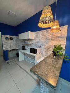 eine Küche mit zwei Kronleuchtern und einer Arbeitsplatte in der Unterkunft Casa Charmosa 02 in Palmas