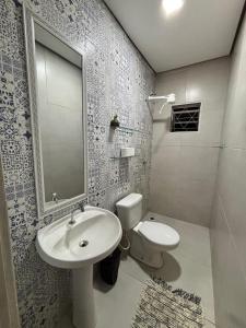 ein Badezimmer mit Waschbecken und Toilette in der Unterkunft Casa Charmosa 02 in Palmas