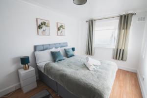 En eller flere senge i et værelse på Modern 3BR Flat with Parking