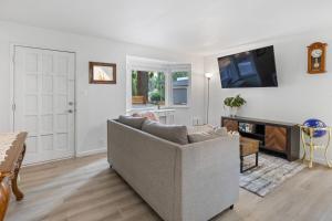 TV a/nebo společenská místnost v ubytování Seattle cottage