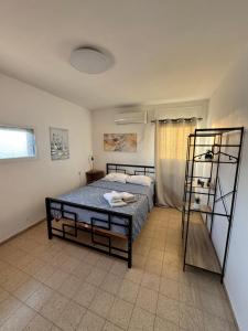 una camera con un letto e due letti a castello di Best sea view a Qiryat Yam