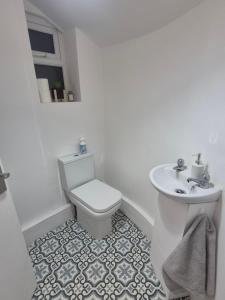 Ένα μπάνιο στο Cozy 2 Bedroom Macclesfield House