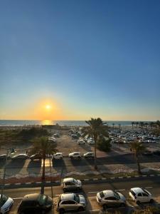 un parcheggio con auto parcheggiate e l'oceano di Best sea view a Qiryat Yam