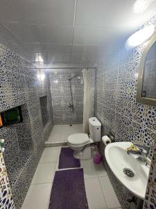 une salle de bains avec toilettes et lavabo dans l'établissement Le panoramique de Fes, à Fès