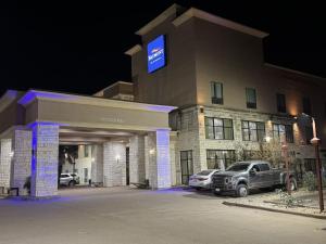 un hotel con parcheggio di notte di Baymont by Wyndham Jewett a Jewett