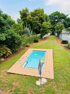 Bazén v ubytování Gem in the heart of sandton nebo v jeho okolí