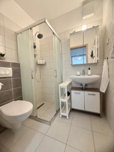 Phòng tắm tại Rita Apartment G3- Free Parking for 1 Car & Balcony