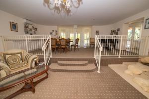 un salon avec un canapé et un lustre dans l'établissement Penzión Afrodita, à Čereňany