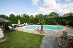 une piscine dans une cour avec des chaises autour dans l'établissement Penzión Afrodita, à Čereňany