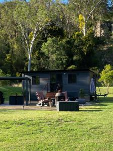 MoogerahKarinya Tiny House的公园中间的小房子