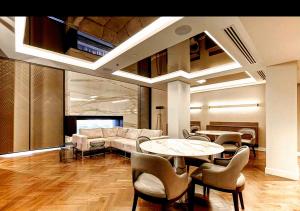 ein Wohnzimmer mit einer Couch und einem Tisch und Stühlen in der Unterkunft Altitude One - Skyline Residences Montreal in Montreal