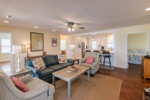 een woonkamer met een bank en een tafel bij Beach Blessing in Edisto Island