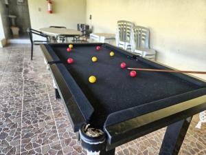 - un billard avec des balles dans une pièce dans l'établissement Pousada Refúgio Serrano, à Serra Negra