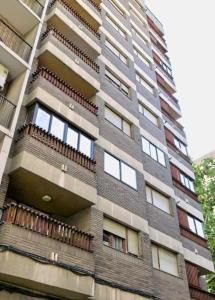 ein Mehrfamilienhaus mit Balkonen an der Seite in der Unterkunft Vive Zaragoza XII in Saragossa