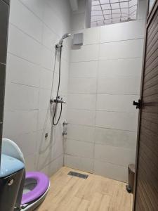 une salle de bain avec douche et toilettes dans l'établissement appartement chic, calme et bien équipé, à Meknès 7 autres photos