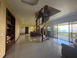 ein Wohnzimmer mit einer Wendeltreppe in einem Haus in der Unterkunft Casa Susan in San Pedrillo