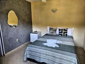 une chambre avec un lit avec une couette bleue et blanche dans l'établissement Pousada Refúgio Serrano, à Serra Negra 54 autres photos