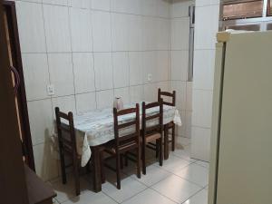a dining room table with chairs and a table and a table and chairsktop at Ap 2 quartos aconchegante com ar-condicionado in Viçosa