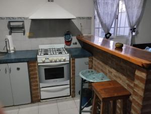 eine Küche mit Herd und Arbeitsplatte in der Unterkunft Azulina in Alta Gracia + 1 Foto