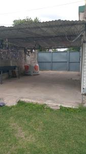 ein Parkplatz mit einem Picknicktisch und einem Zaun in der Unterkunft Azulina in Alta Gracia