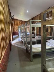 NongkhiawPetros Hostel的一间房间,里面放着一张双层床