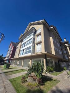 un grand immeuble par beau temps dans l'établissement Apartamento Reserva das Orquídeas, à Gramado