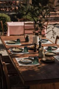 une table en bois avec des assiettes de nourriture dessus dans l'établissement Lithies Organic Farm, à Vasilikos 13 autres photos