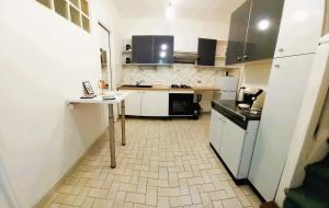 eine Küche mit weißen Schränken und einem Tisch darin in der Unterkunft Villa Horizon in Champs-Sur-Marne + 3 Fotos